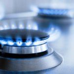 Za plyn budú od januára platiť menej firmy aj domácnosti