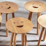Ručne vyrezávané drevené stoličky s podobizňou smajlíka