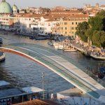 Slávny most v Benátkach dopláca na sklenený povrch, nahradí ho kameň 