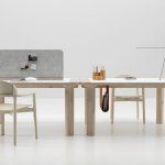 Udržateľný kancelársky stôl z dreva a jogurtových téglikov