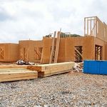 Počet začatých stavieb rodinných domov v ČR klesol o 35 %